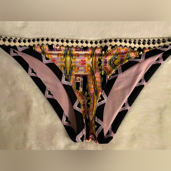 Victoria’s Secret Bikini Cheeky Swimsuit Bottoms. Medium. Beautiful Aztec print! - Picture 2 of 4